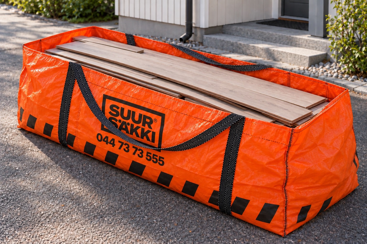 Ehjiä laminaattilautoja pitkittäin suuressa oranssissa Suursakki-säkissä